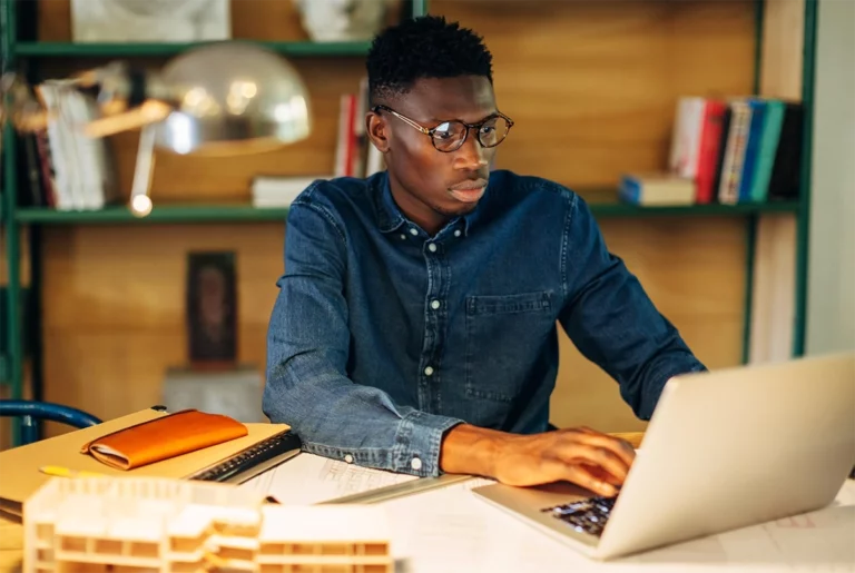 Erfassen von Arbeitszeiten direkt online am Arbeitsplatz